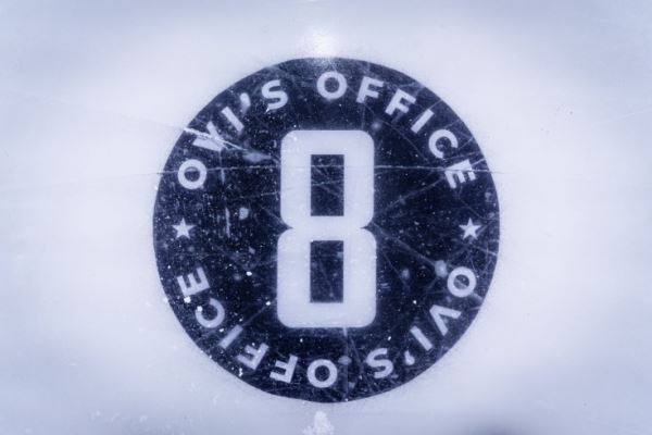 В Вашингтоне установили логотип «Офис Овечкина» на катках